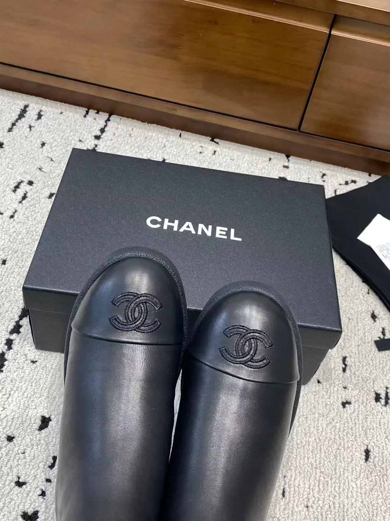 👟👟Ex-factory price 700👟👟 🍀Chanel 2025 autumn and winter furry snow boots. Chanel new autumn and winter genuine wool slippers and boots. Xiaoxiang’s 2025 autumn and winter most beautiful snow boots. Classic, beautiful and warm snow boots❤️Super warm! It's enough to have it this winter, it's really beautiful and fairy~ Materials and craftsmanship: The upper is made of custom sheepskin/wool/sheepskin, and the inner pads are all made of wool. It feels very soft and comfortable! The sole is the original TPU outsole Size: 35-39 (40.41 customized, non-refundable)